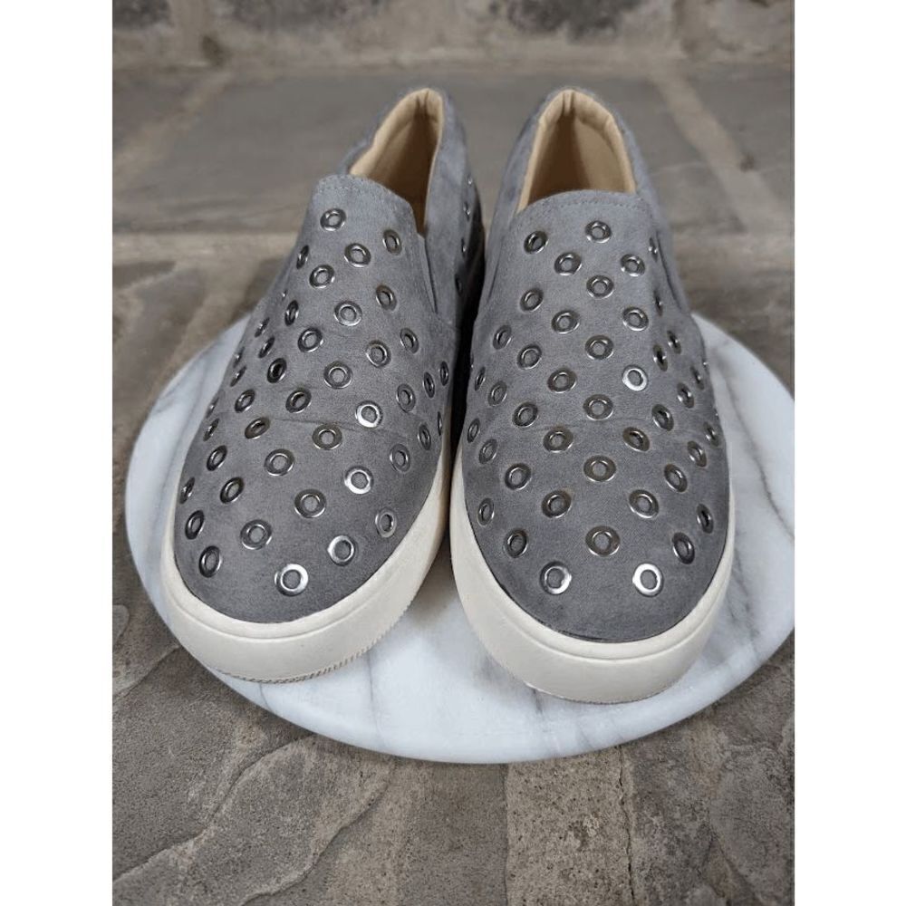 STEVE‎ Madden Belit Shoes Woman's Size 8.5 Gray Faux Suede Silver Grommet